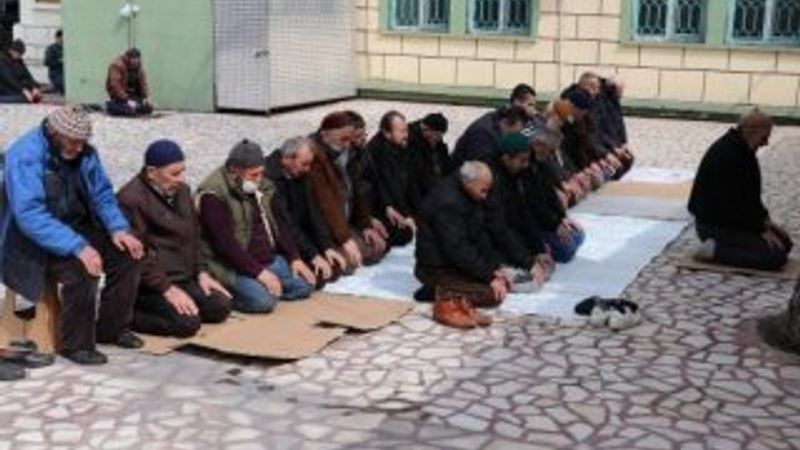 Karabük'te caminin avlusunda saf tutup namaz kıldılar