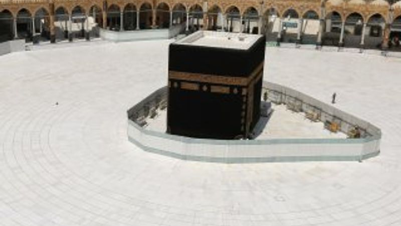 Kabe ve Mescid-i Nebevi'de cemaatle namaza ara verildi