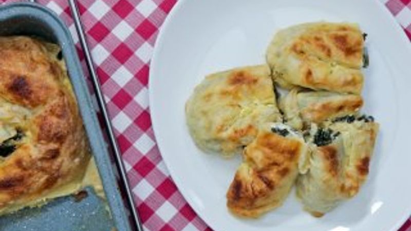 Korona günlerinde #evdeyimpişiriyorum Ispanaklı Kol Böreği tarifi