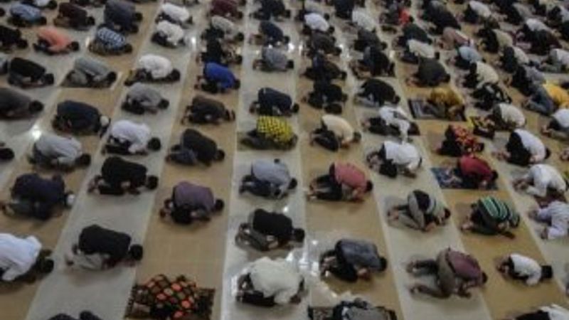 Endonezya’da cuma namazına korona tedbiri
