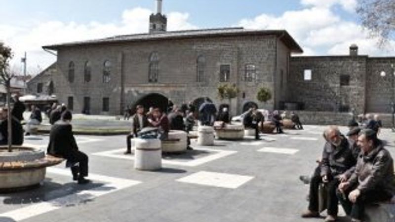 65 yaş üstüne sokağa çıkışlarda sınırlama