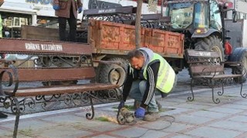 Edirne'de meydanlardaki bankların toplanmasına tepki