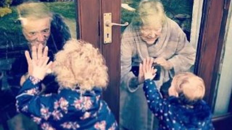 Dede ve torunların koronavirüs önlemli sevgisi