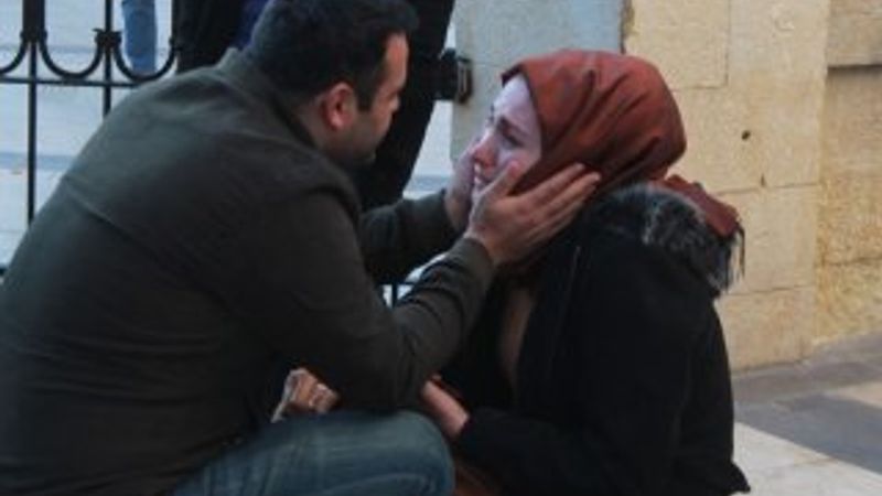 Valilik duvarına çarpan kadın gözyaşlarına boğuldu