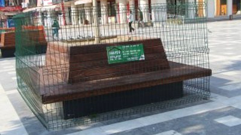 Zonguldak'ta banklar tel kafeslerle çevrildi