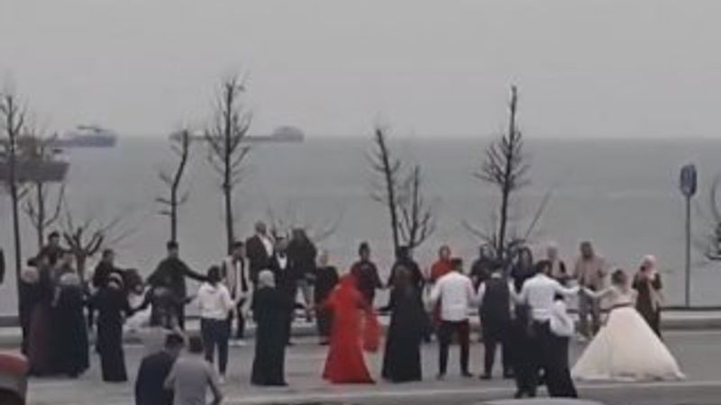 Zeytinburnu'nda bir grup vatandaş halay çekti