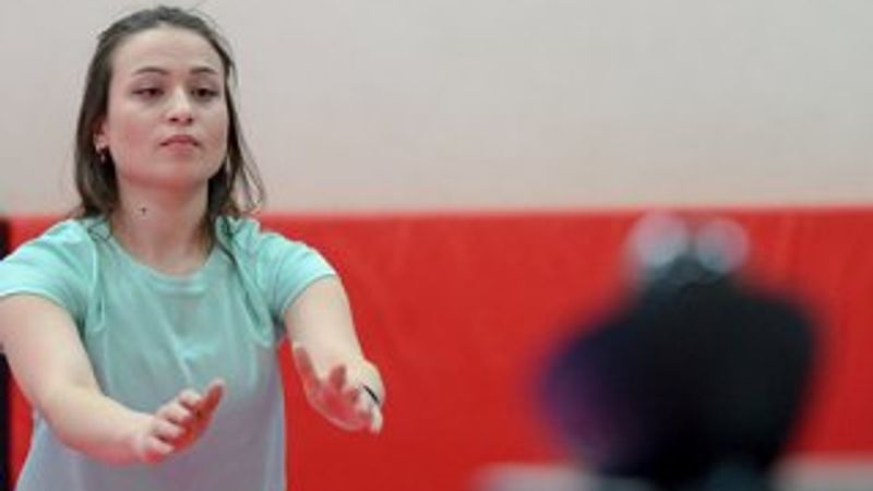 'Evde kal' çağrısına uyanlara internetten spor programı