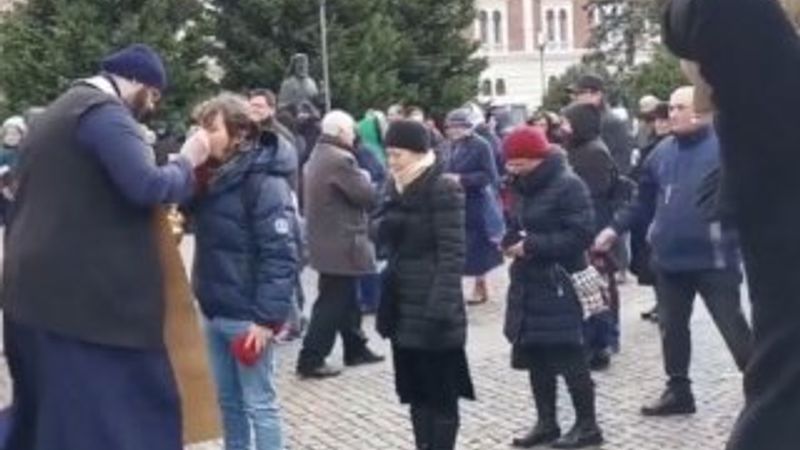 Romanyalılar koronaya karşı aynı kaşıktan kutsal su içti