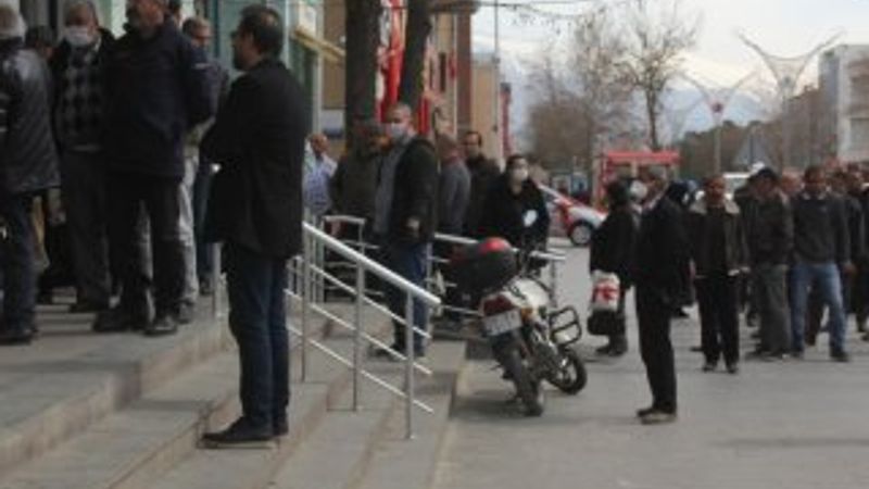 Çalışma saatleri düşünce bankalarda yoğunluk yaşandı