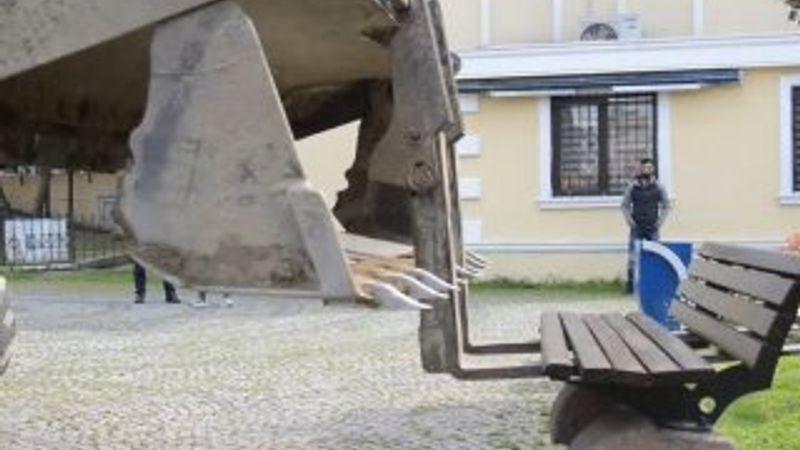 İstanbul'da zabıta ekibi bankları kepçeyle topladı