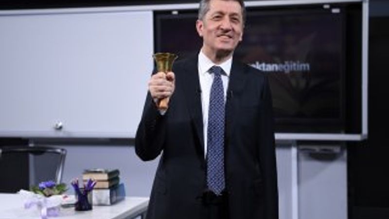 Uzaktan eğitimde ilk ders Bakan Selçuk'tan