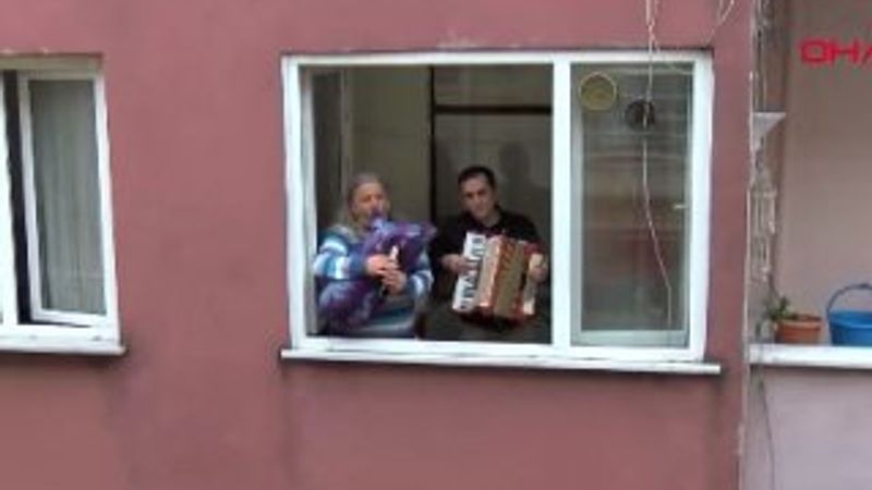 Tulumcu ve akordeoncu evden çıkamayanlara moral verdi