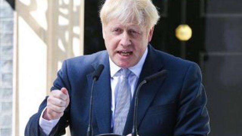 Boris Johnson sokağa çıkma yasağı ilan ettiğini duyurdu