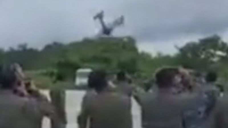 Bolivya'da eğitim uçağının çakılma anı