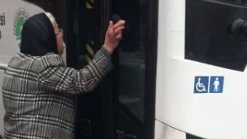 Yasağa rağmen otobüse binmek isteyen yaşlı kadın