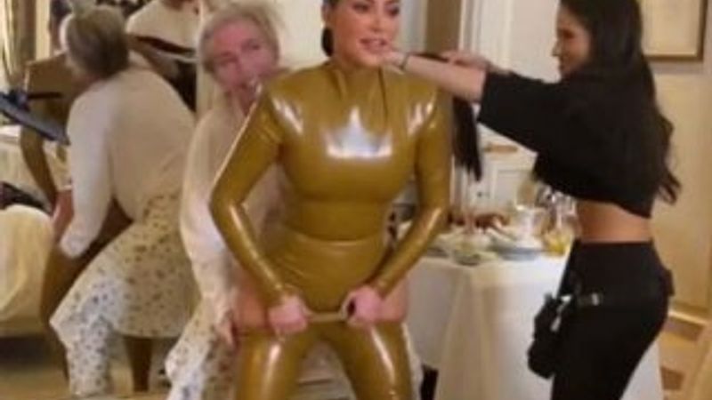 Kim Kardashian'ı iki kişi giydirdi