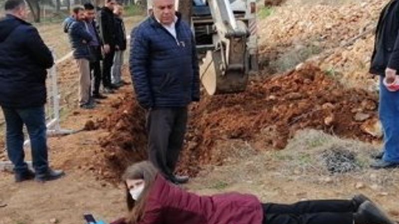 Kadın profesör kepçenin önüne yattı