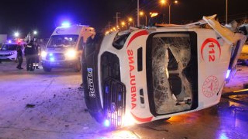 Karaman'da tekeri patlayan ambulans kaza yaptı