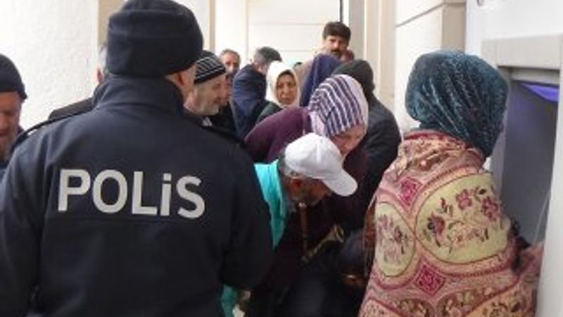 Bursa'da banka kuyruğu: Temas var, mesafe yok