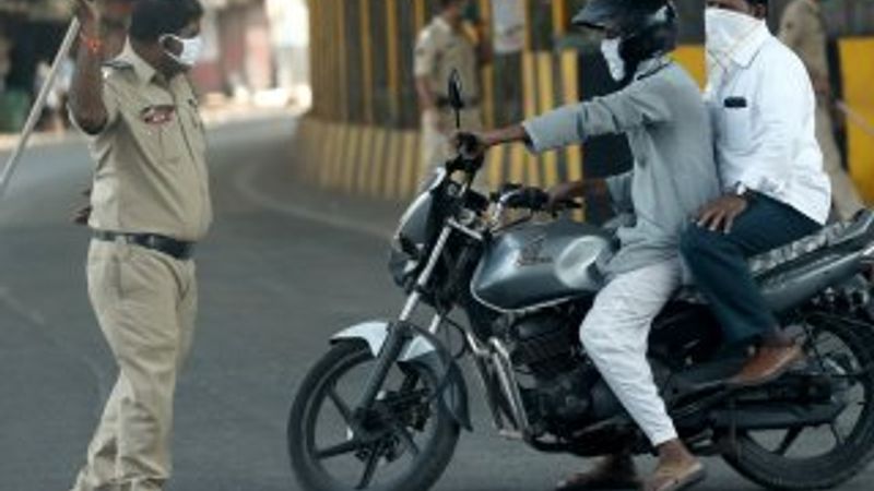 Hindistan'da yasağa uymayanlara polisin sert müdahalesi