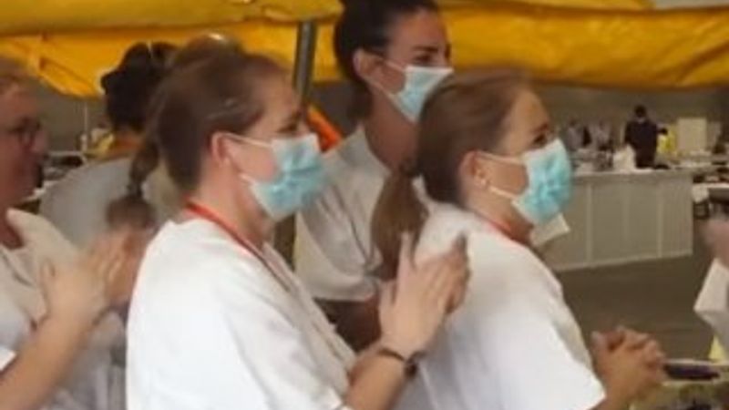 Madrid'de iyileşen koronavirüs hastasına alkışlı destek