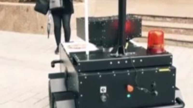 Sokağa çıkma yasağını delenlere robotlu uyarı