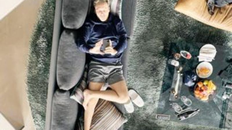 Edis, arkadaşlarıyla karantinada