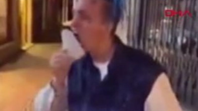 Alman rapçi sokaktaki objeleri yaladı