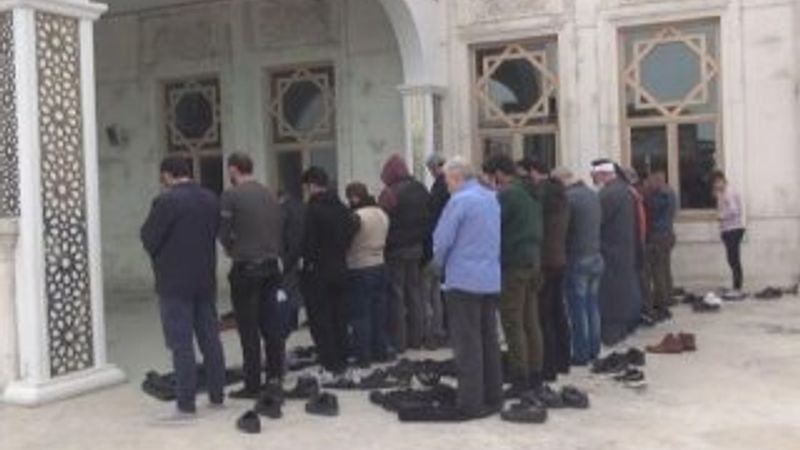 Cami avlusunda cuma namazı kıldılar
