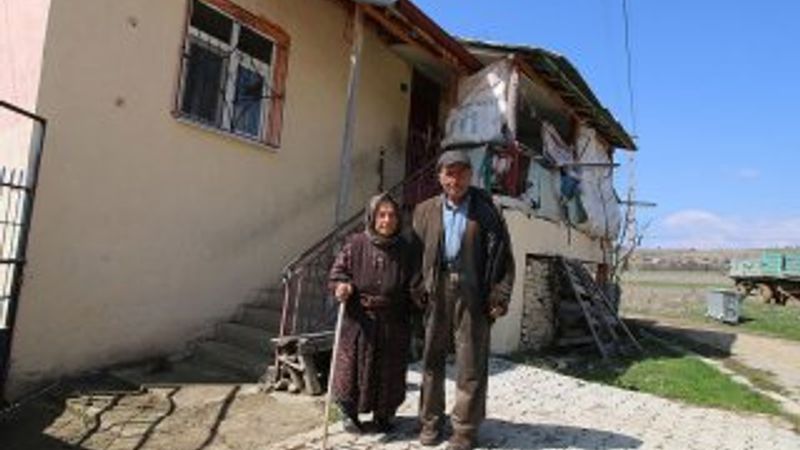 Emine nine, 69 yaşındaki engelli oğluna bakıyor