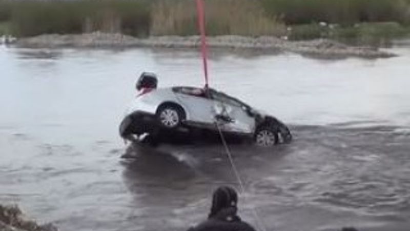 Polisten kaçan uyuşturucu şüphelileri su kanalına uçtu