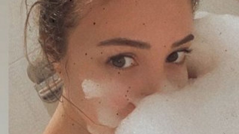 Yasmin Erbil, küvette poz verdi