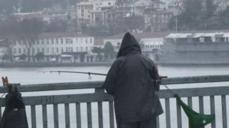 Unkapanı Köprüsü’nün son olta balıkçısı kamerada