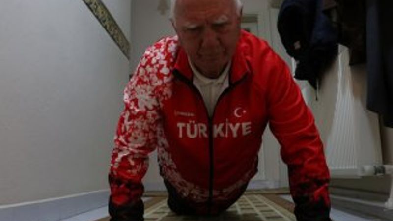 Efsane atlet İsmail Akçay, evinde spora devam ediyor