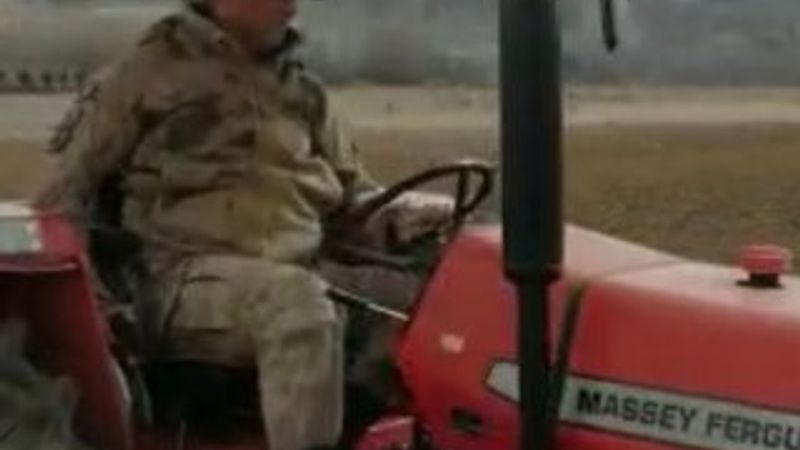 Mehmetçik yaşlı adamın tarlasını sürdü