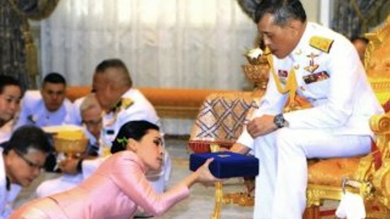 Tayland Kralı, haremiyle karantinada