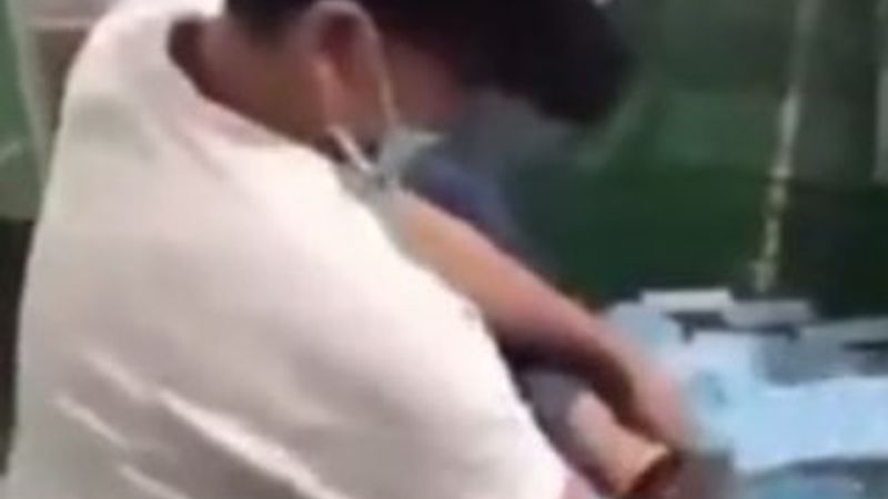 Ürettiği maskelerle ayağını silen Çinli