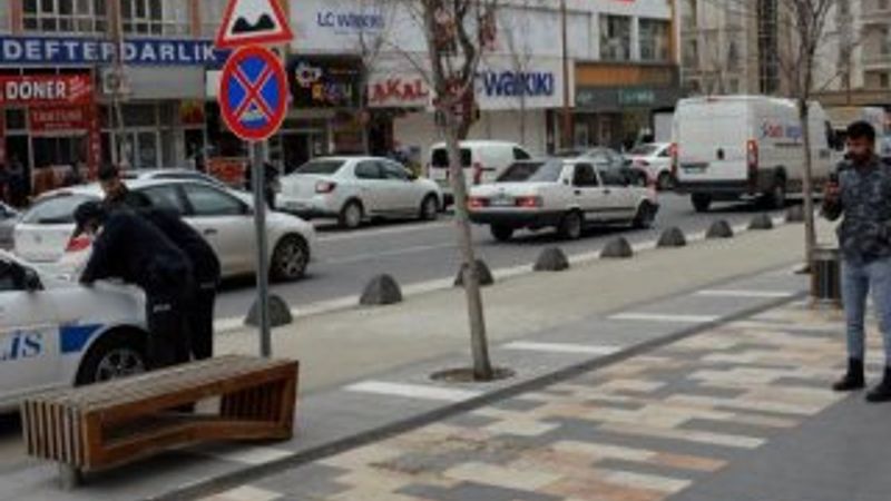 Banka oturdu, cezayı yazan polisi kameraya aldı