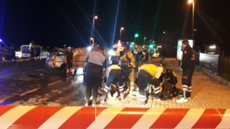 Fatih'te minibüs ters döndü: 1 ölü 3 yaralı