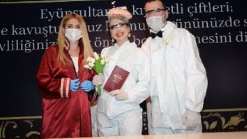 Gelin ve damat koruyucu kıyafetlerle nikaha geldi