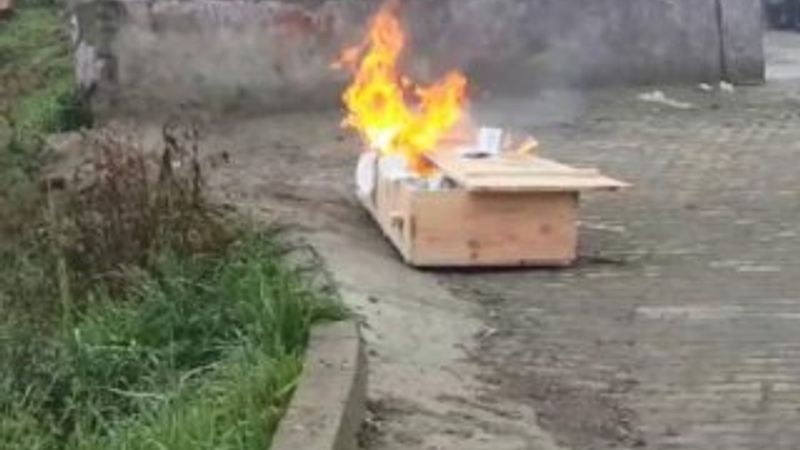 Korona şüphesi nedeniyle tabutu cenazeden sonra yakıldı