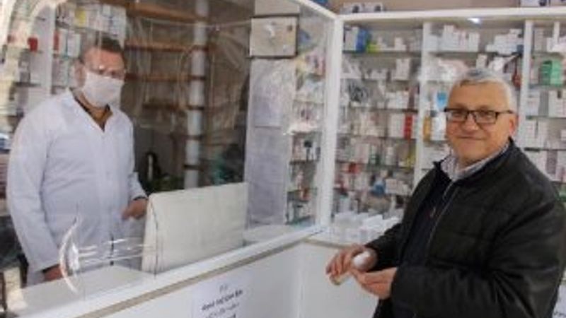 Manisalı eczacıdan naylonlu korona önlemi