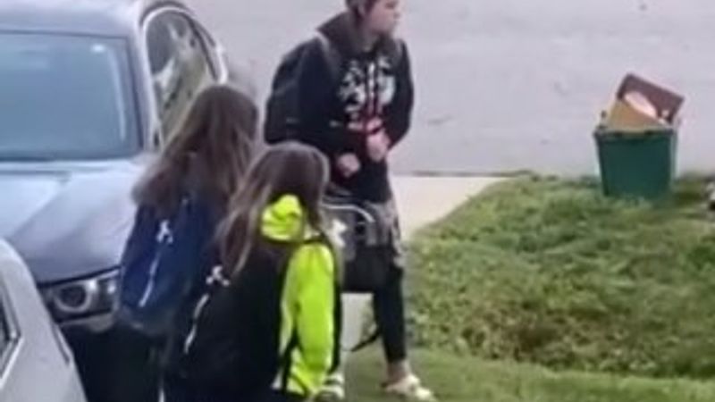 ABD'de kızlarına okul açıldı şakası yapan baba