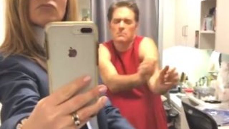 Mehmet Öz, elbise giyip dans etti