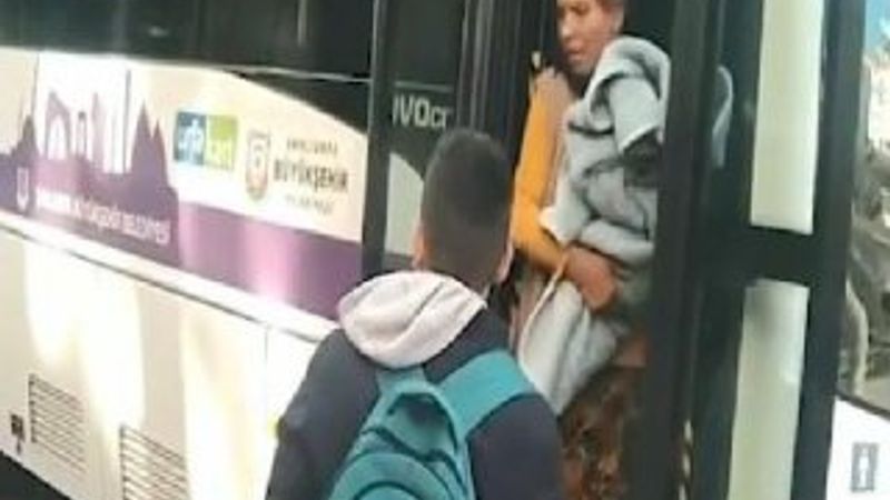 Otobüsten indirilen kadın, terlikle kapıya vurdu