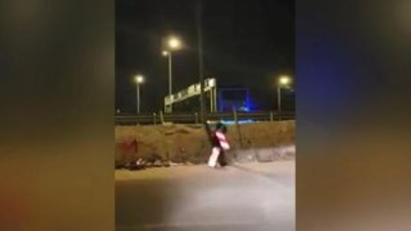 Yunanistan'da levha kılığına girerek sokağa çıktı