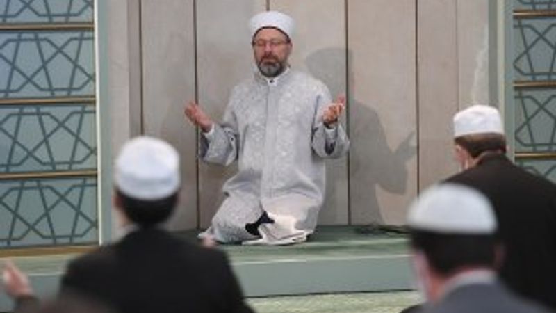 Diyanet cuma namazı kıldırmaktan vazgeçti