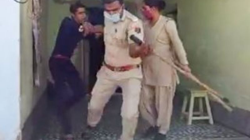 Hindistan'da karantinayı reddeden adama dayak