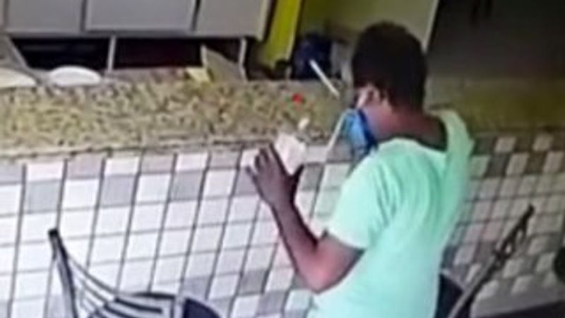 Dezenfektanı kafaya diken adam