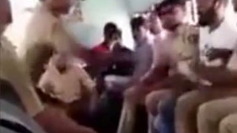 Hindistan'da bir kişi polise tükürdü